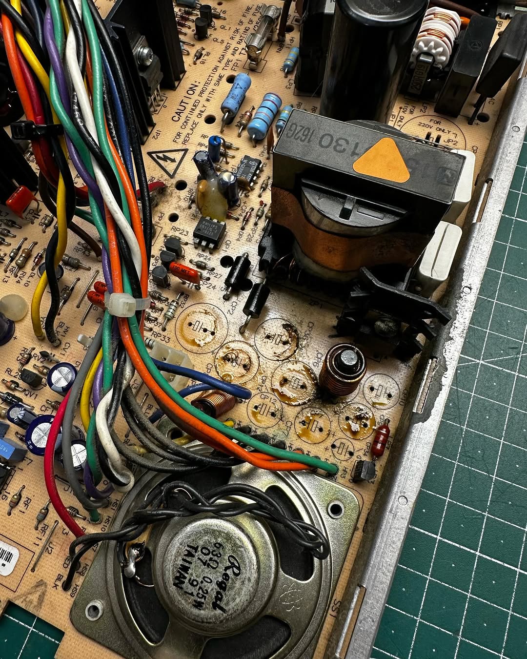 Rimozione dei condensatori esausti su scheda logica